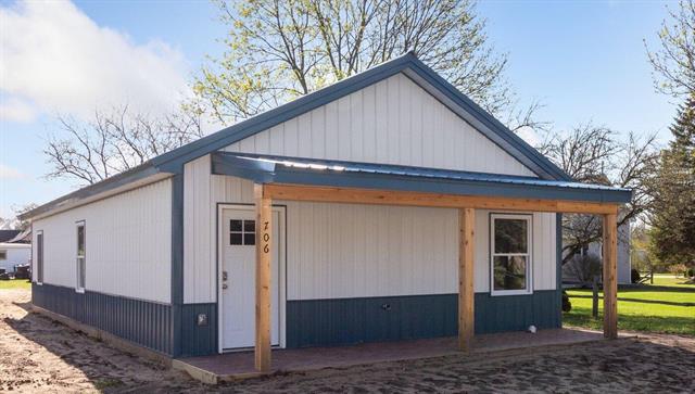front view picture of 706 Colfax Street, Cadillac, MI. 49601