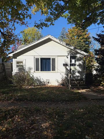 front view picture of 810 Broadway Avenue, Owosso, MI. 48867