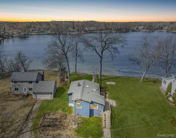 front view picture of 3965 Burnet Rd, Commerce Township, MI. 48382