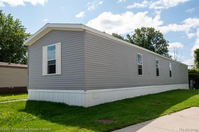 front view picture of 29310 Jamestown Dr, Macomb, MI. 48044