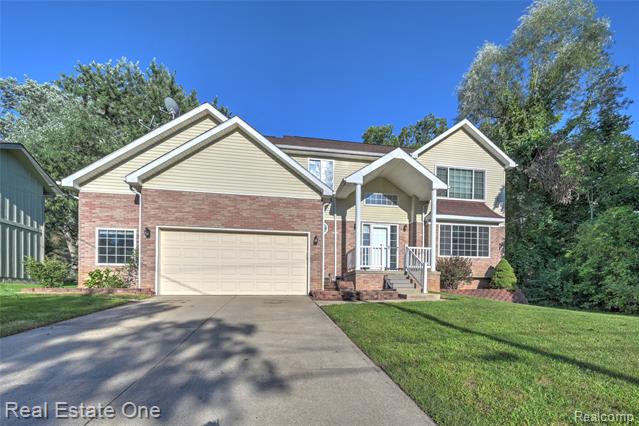 front view picture of 3950 Bradmore Ave, West Bloomfield, MI. 48324