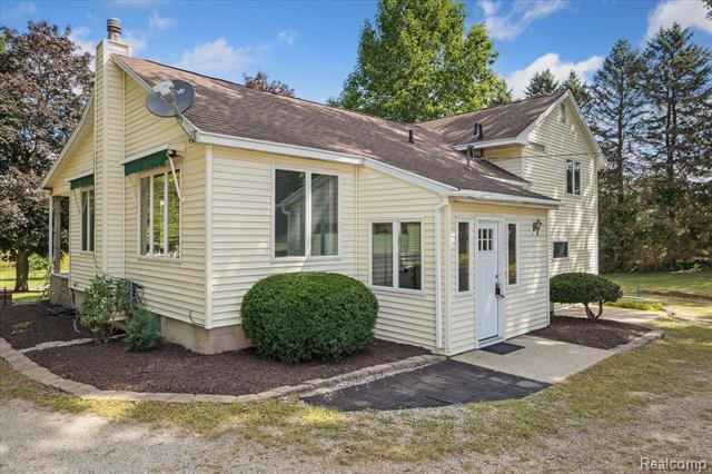 front view picture of 1202 Garden Rd, Milford, MI. 48381