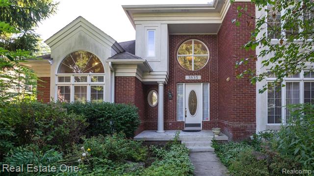 front view picture of 3835 Ranya Dr, Commerce Township, MI. 48382