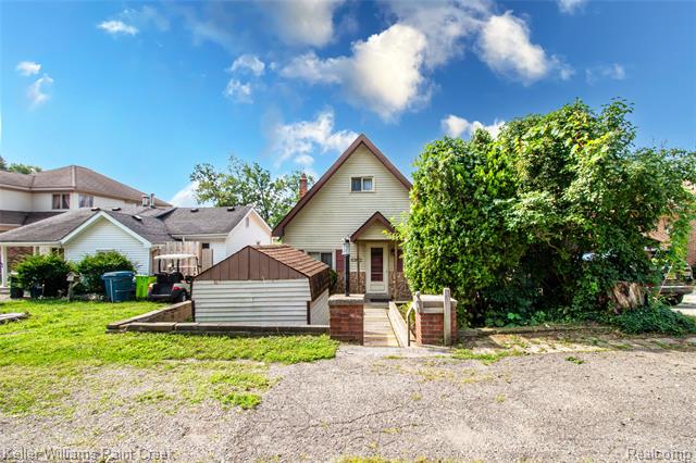 front view picture of 6903 Dandison Blvd, West Bloomfield, MI. 48324