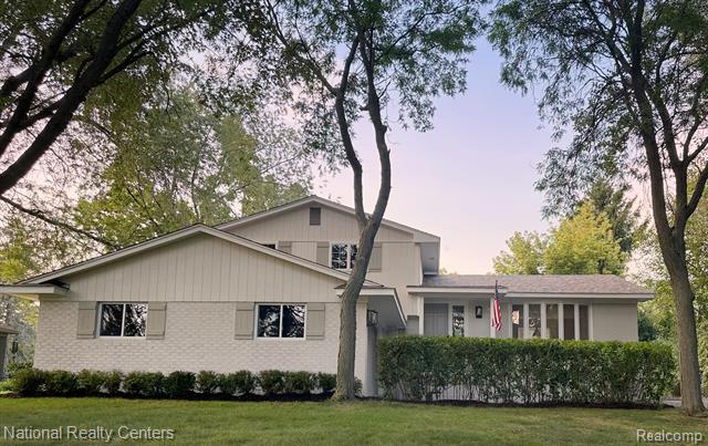 front view picture of 6050 Upper Straits Blvd, West Bloomfield, MI. 48324
