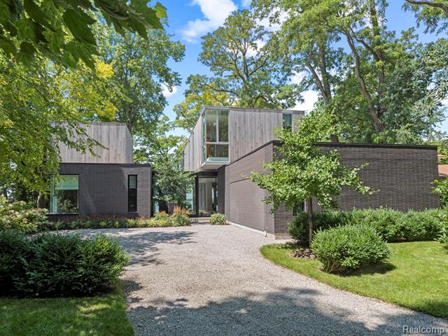 front view picture of 4050 Oak Bank Ct, West Bloomfield, MI. 48323