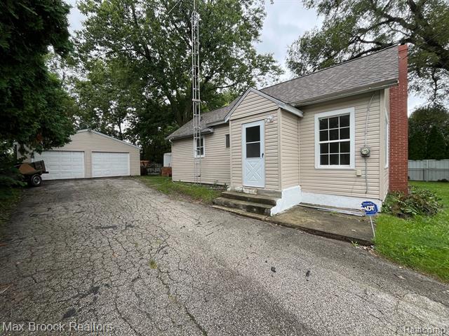 front view picture of 1496 E Parkwood Avenue, Burton, MI. 48529