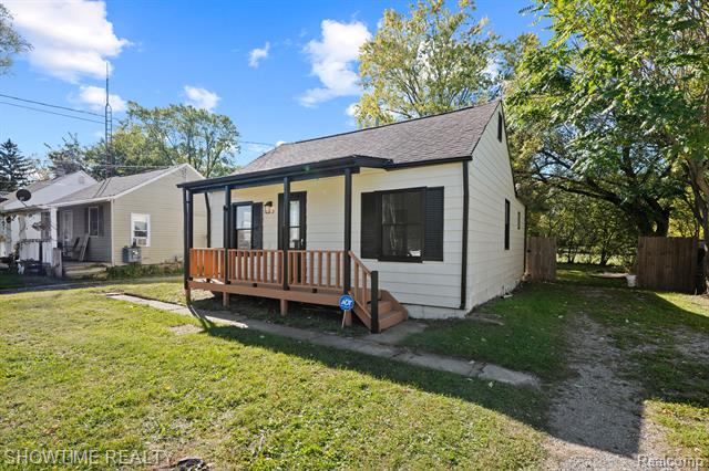 front view picture of 3512 Fern Avenue, Burton, MI. 48529