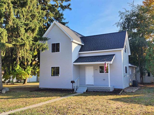 front view picture of 724 E North Street, Ithaca, MI. 48847
