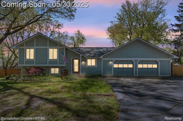 front view picture of 6785 Grassland Ave, West Bloomfield, MI. 48324