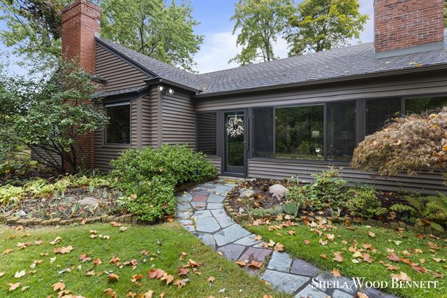 front view picture of 4564 E Beltline Avenue Ne, Grand Rapids, MI. 49525