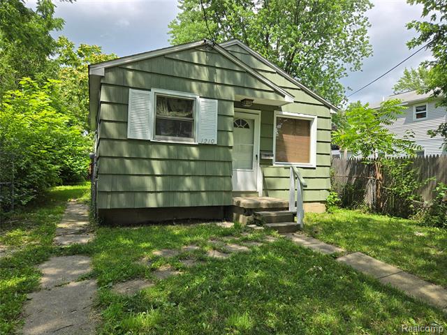 front view picture of 1210 Pinehurst Avenue, Flint, MI. 48507