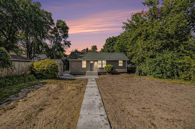 front view picture of 1002 W Forest Avenue, Muskegon, MI. 49441