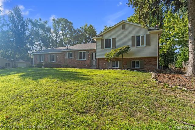 front view picture of 9366 Wild Oaks Circle, South Lyon, MI. 48178
