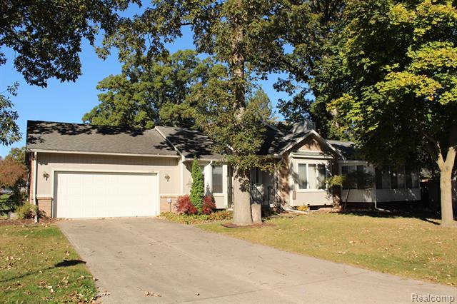 front view picture of 5599 Hickory Circle, Flushing, MI. 48433