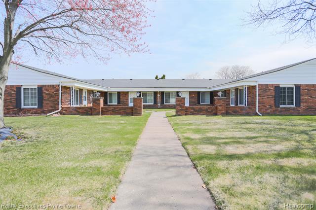 front view picture of 32627 Valley Drive, Warren, MI. 48093