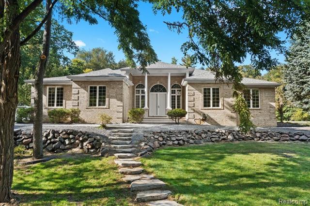 front view picture of 2950 High Hillcrest Drive, Howell, MI. 48843