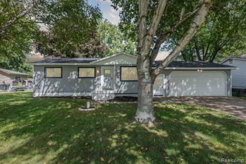 front view picture of 7213 Houghton Drive, Davison, MI. 48423