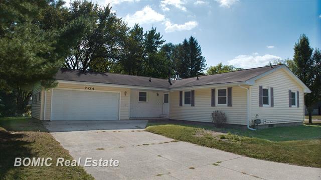 front view picture of 704 N Water Street, Vassar, MI. 48768