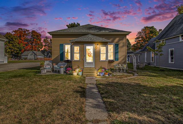 front view picture of 314 N Robert Street, Ludington, MI. 49431