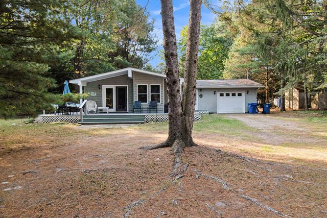 front view picture of 87 E Hanover Street, Pentwater, MI. 49449