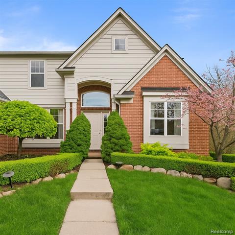 front view picture of 4651 Rosewood Ln, West Bloomfield, MI. 48323