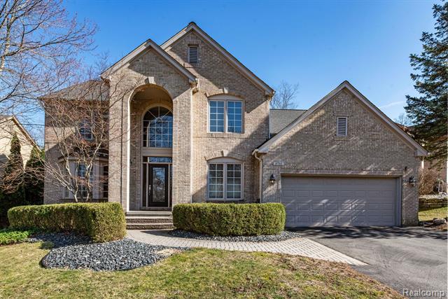 front view picture of 4764 Woodbine Cir, West Bloomfield, MI. 48323