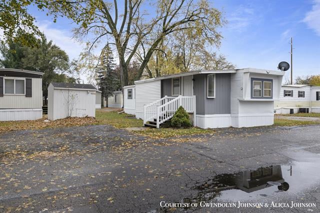 front view picture of 100 Inca Drive Sw, Grand Rapids, MI. 49548
