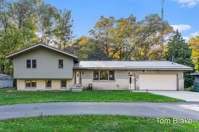 front view picture of 935 W Fennwood Circle, Muskegon, MI. 49445