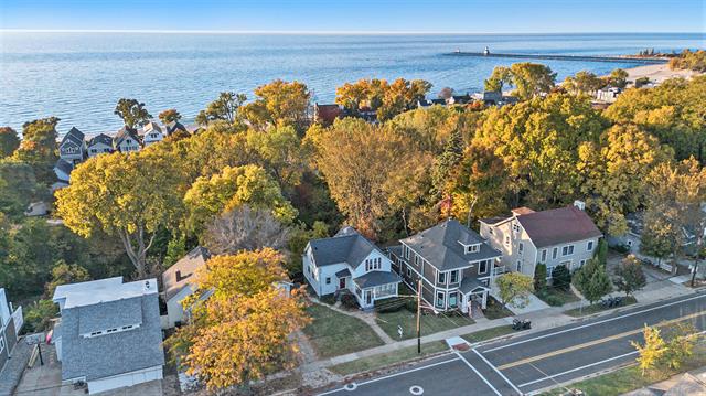 front view picture of 926 Lake Boulevard, Saint Joseph, MI. 49085