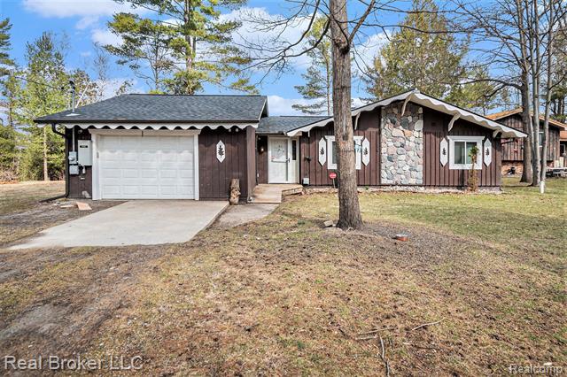 front view picture of 1107 Northern Trail, Alger, MI. 48610