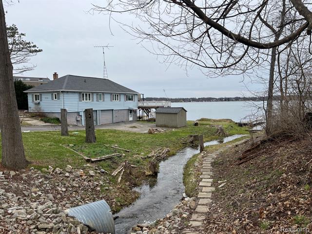 front view picture of 3727 Hunt Road, Lapeer, MI. 48446