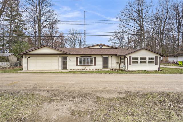 front view picture of 4302 Lake Drive, Beaverton, MI. 48612