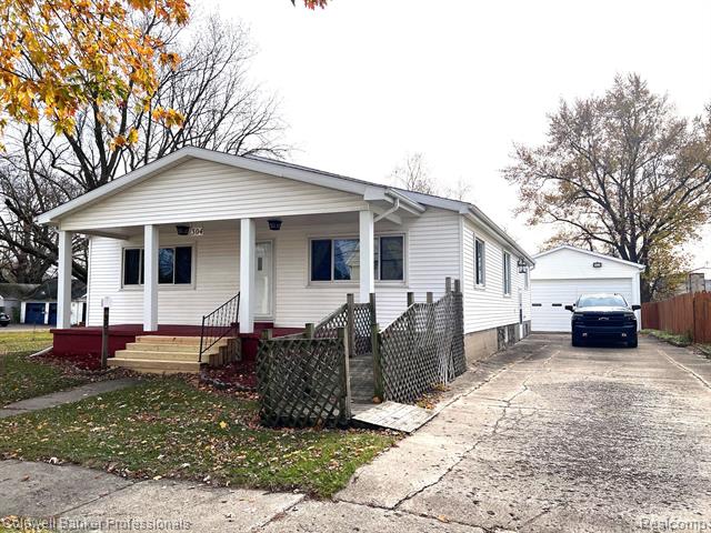 front view picture of 304 E Main Street, Durand, MI. 48429