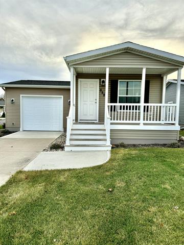 front view picture of 888 Tennessee Avenue, Manistee, MI. 49660