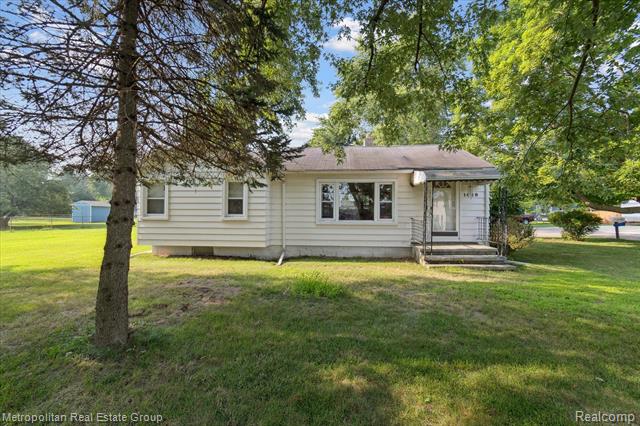front view picture of 1629 Oakley Park Rd, Walled Lake, MI. 48390