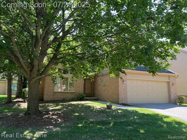 front view picture of 6630 Heron Pt, West Bloomfield, MI. 48323