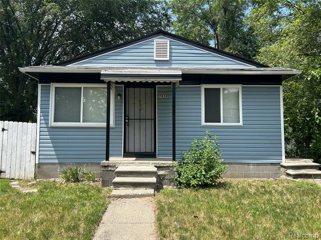 front view picture of 17439 Lumpkin Street, Hamtramck, MI. 48212
