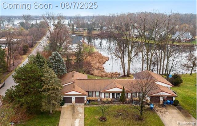 front view picture of 2369 E Golden Shores Drive, Fenton, MI. 48430