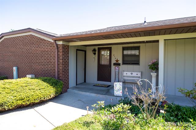 front view picture of 214 Bona Vista Drive Nw, Grand Rapids, MI. 49504