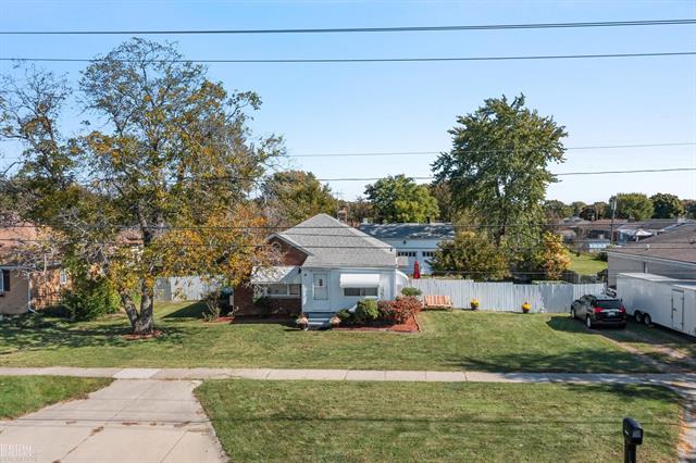 front view picture of 32100 Schoenherr Road, Warren, MI. 48093