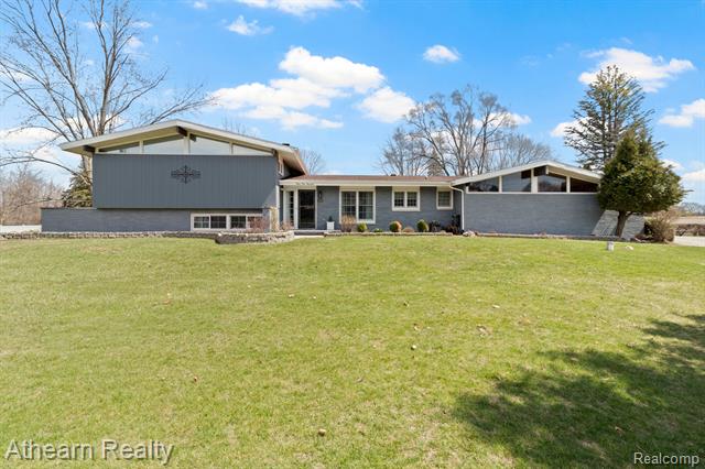 front view picture of 5200 N Luce Road, Alma, MI. 48801
