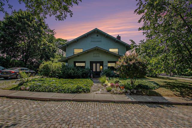front view picture of 375 Ridgeway Street, Saint Joseph, MI. 49085