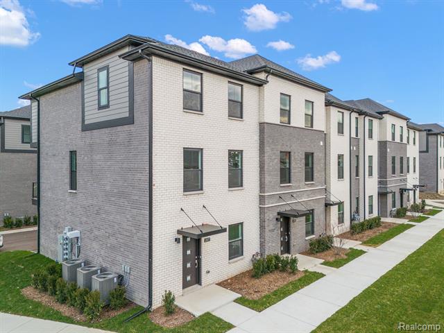 front view picture of 2821 Summers, Troy, MI. 48084