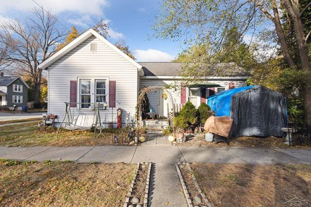 front view picture of 207 E Thomas Street, Bay City, MI. 48706