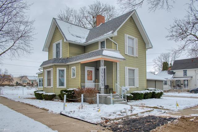 front view picture of 701 N Pine Street, Owosso, MI. 48867