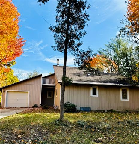 front view picture of 410 S Clymer Street, Pentwater, MI. 49449