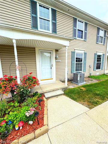 front view picture of 28428 Longmeadow Lane, Trenton, MI. 48183