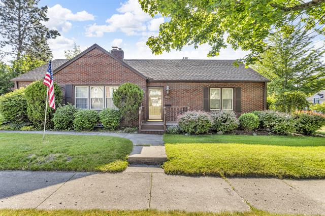 front view picture of 1915 S West Avenue, Jackson, MI. 49203