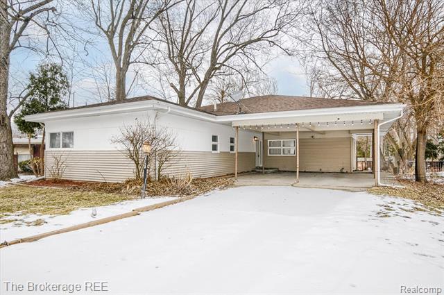 front view picture of 707 Country Club Lane, Flint, MI. 48507